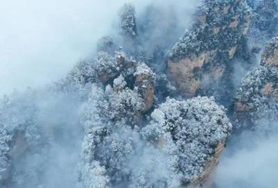 張家界再迎春雪，千峰沐雪如仙境