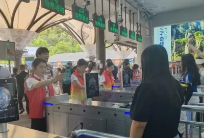 2025年火爆“五一”假期，張家界口岸出入境旅客超9100人次